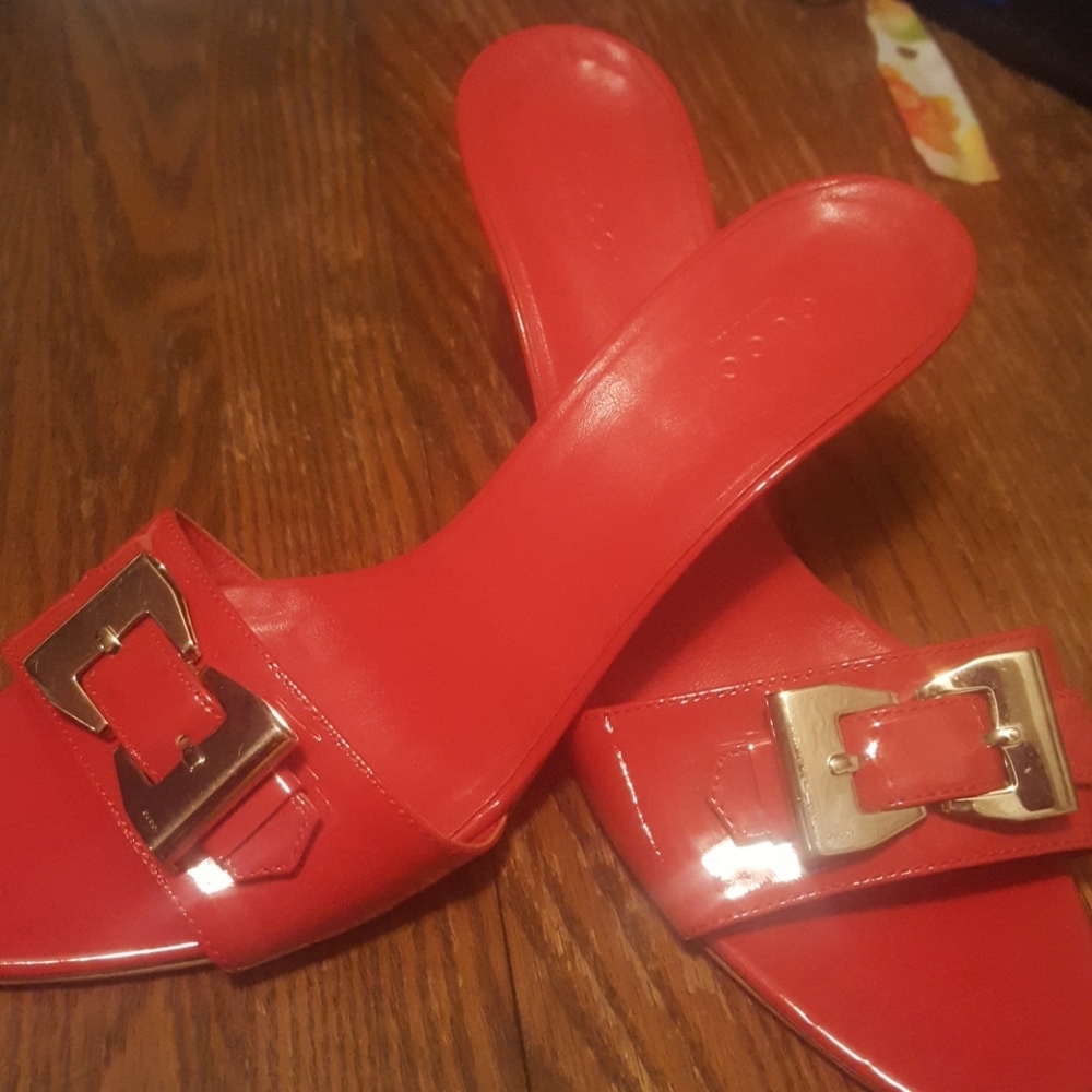 Red gucci sandals, low heel, size 10b